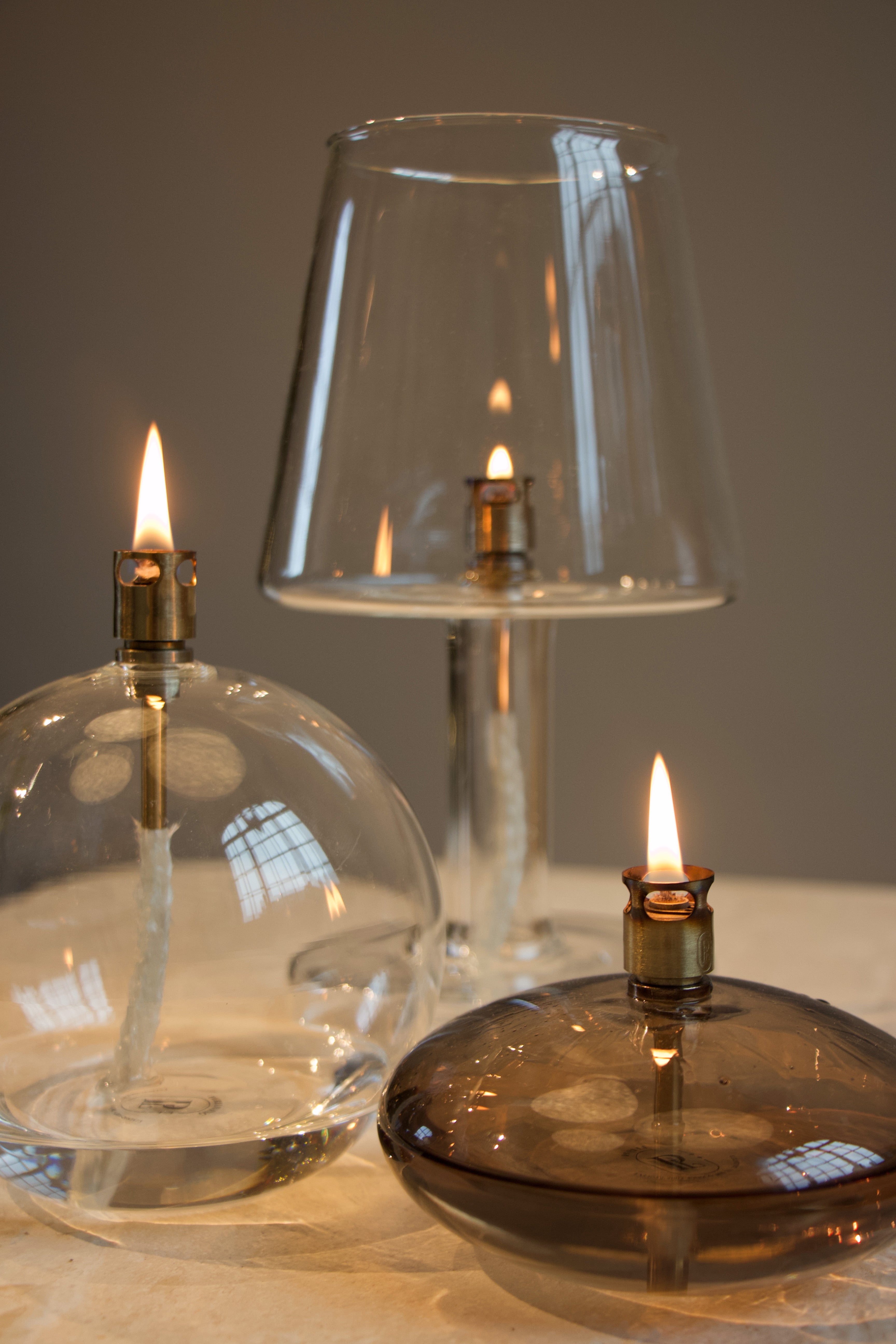 Petroleumlamp / Olielamp Strömshaga Sabina, Glas, Brander In Messing O80 Mm X 180 Mm Petroleumlamp / Olielamp Strömshaga Sabina, Glas, Brander In Messing O80 Mm X 180 Mm